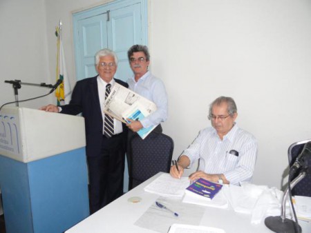 Dr.Waldênio Porto oferta documentos históricos da SOBRAMES-PE